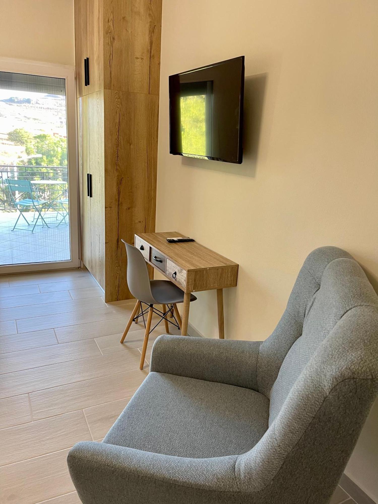 Lemnos Urban Escape Apartment *